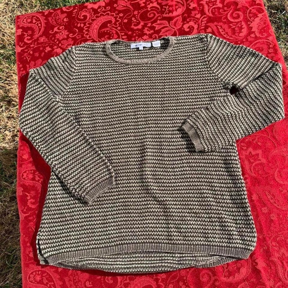 Eight eight eight zigzag sweater size small Basic fall winter cozy light casual